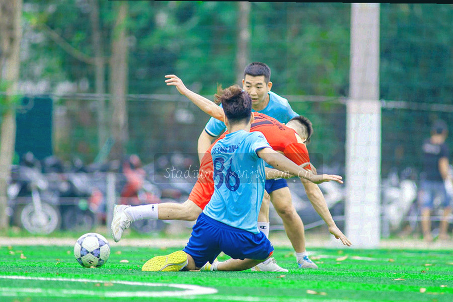 编辑桌面上的轮次索引与赛程表，纸面与屏幕并排摆放